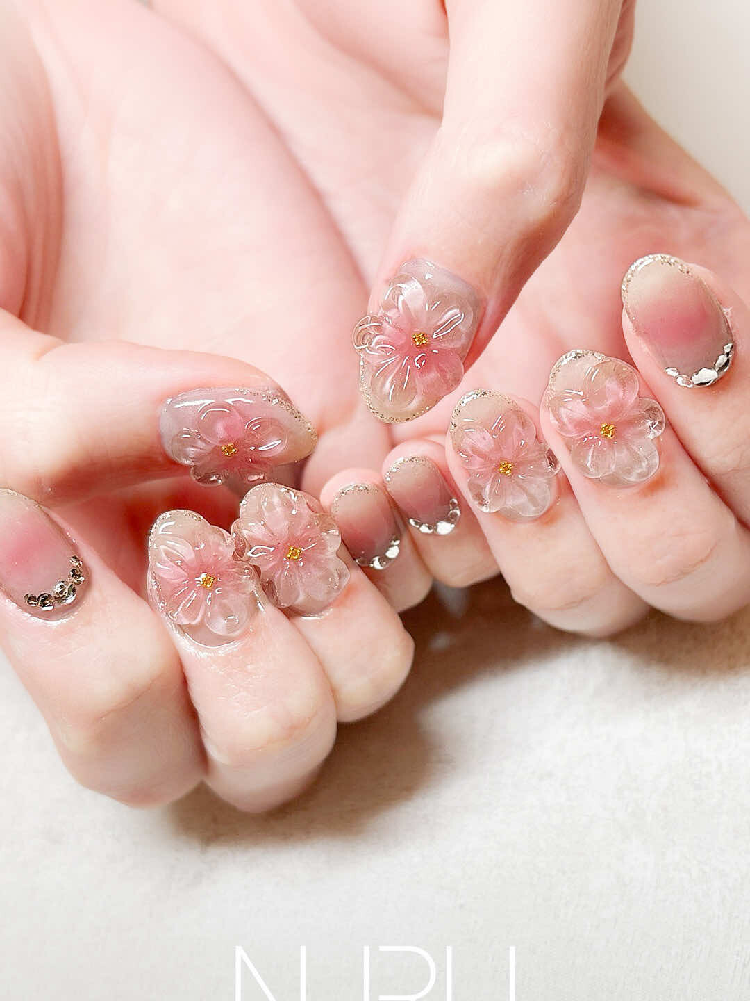 指先に咲き誇った、満開の桜。春、爛漫