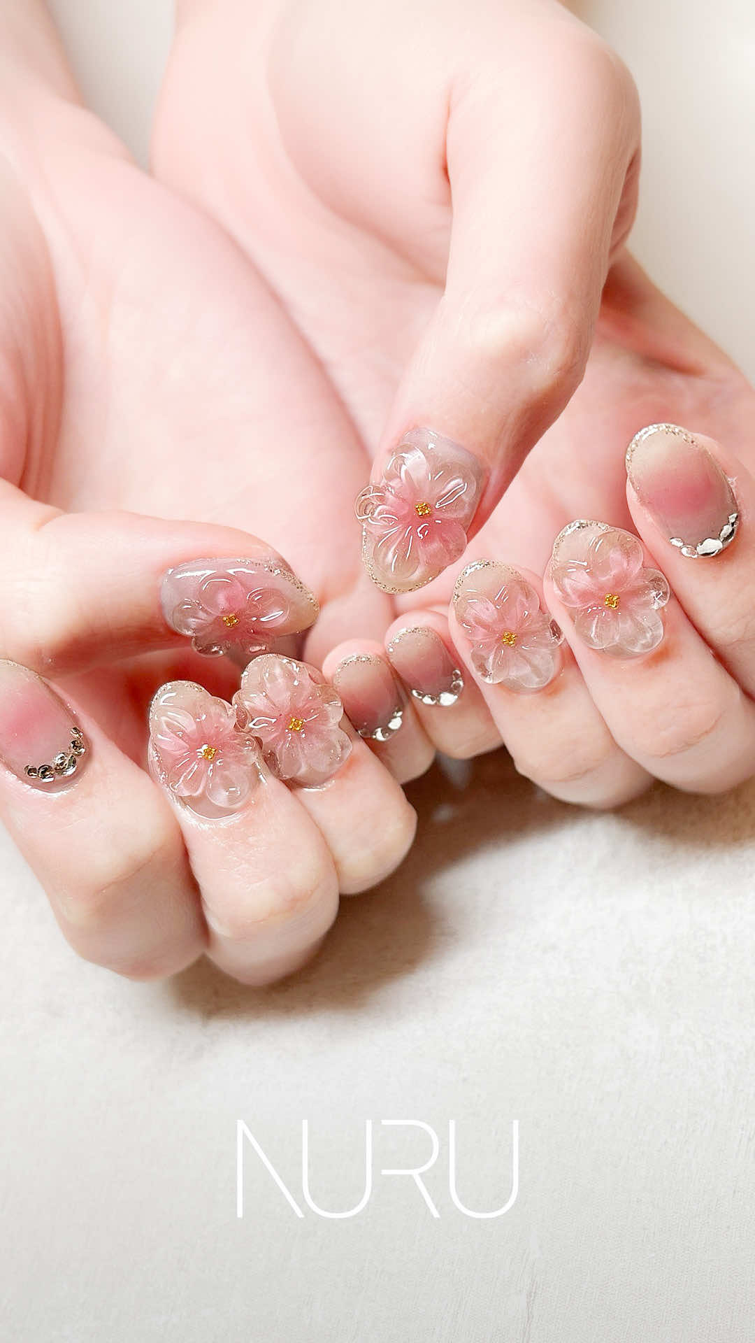 指先に咲き誇った、満開の桜。春、爛漫