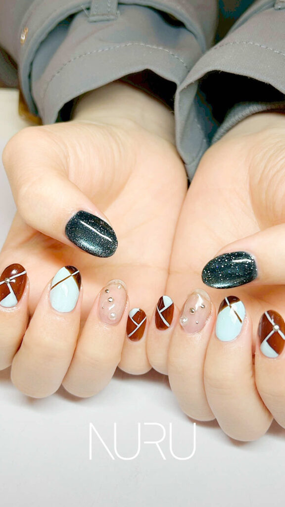 パステルブルー×キャラメルブラウンに、深みのあるブルーのマグネットネイルを合わせ