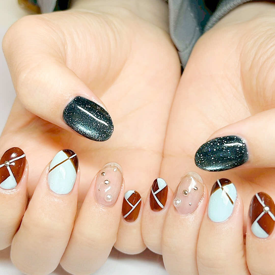 パステルブルー&times;キャラメルブラウンに、深みのあるブルーのマグネットネイルを合わせ