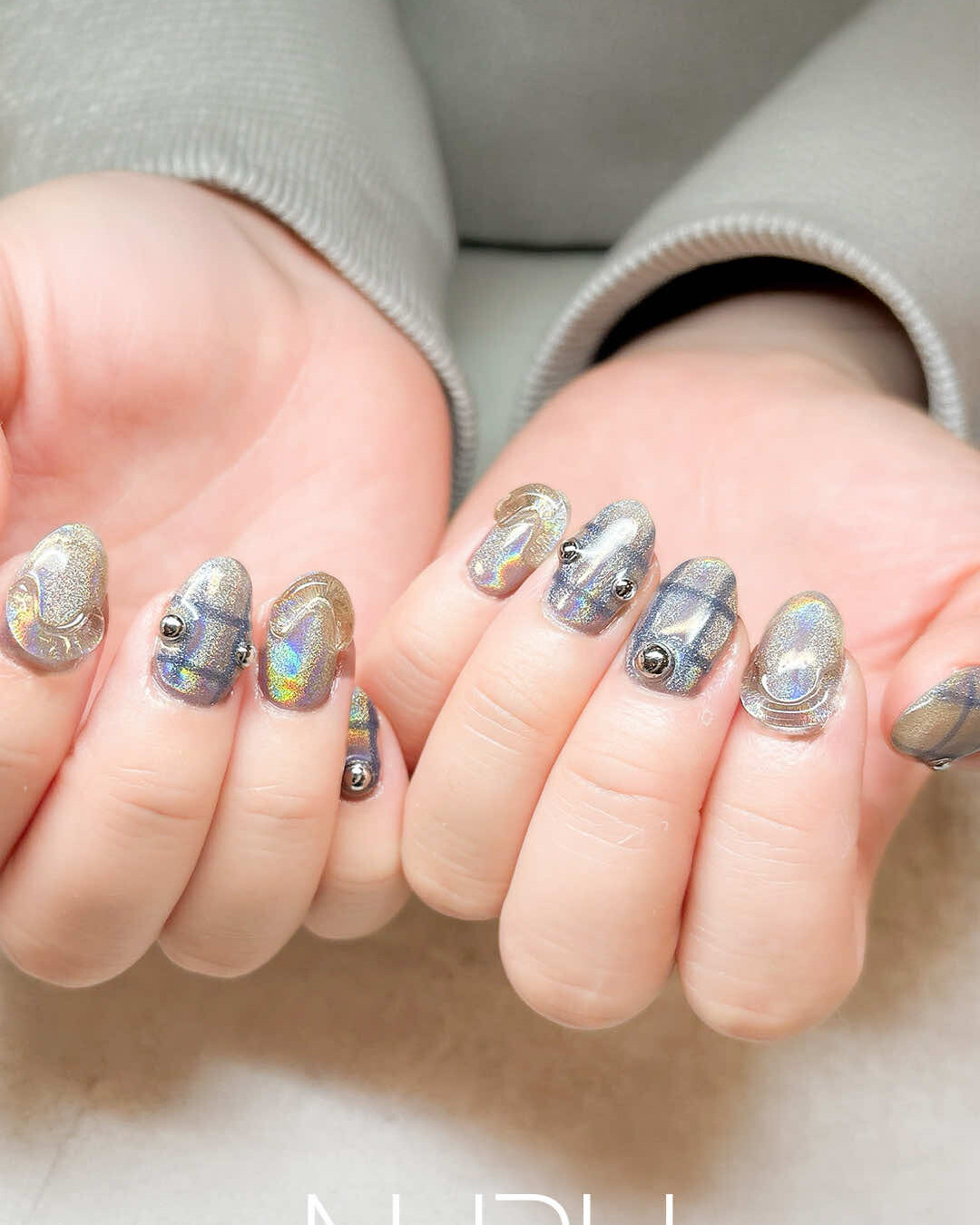 オフィスにも、デートにも使える、万能デザイン