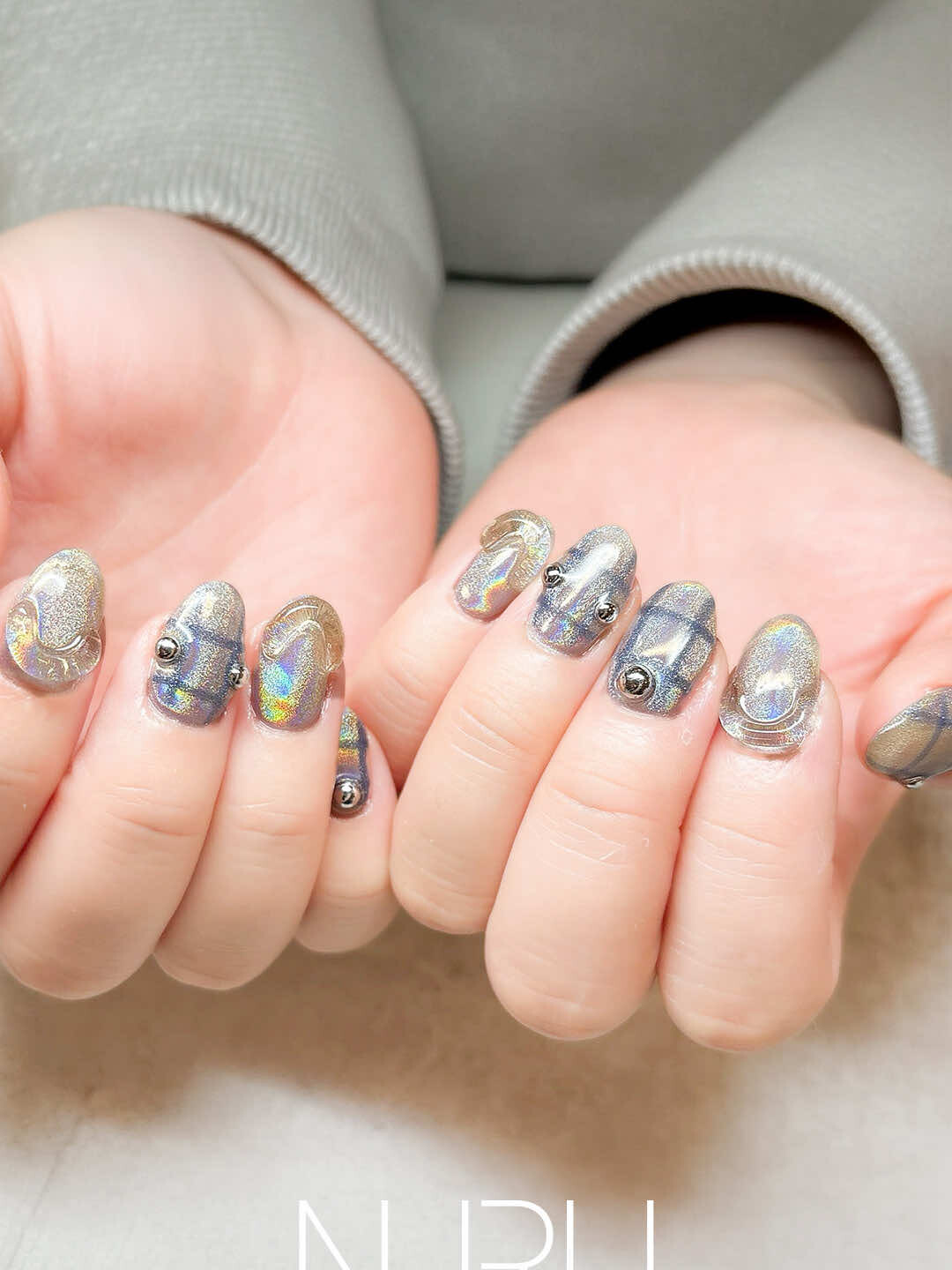 オフィスにも、デートにも使える、万能デザイン