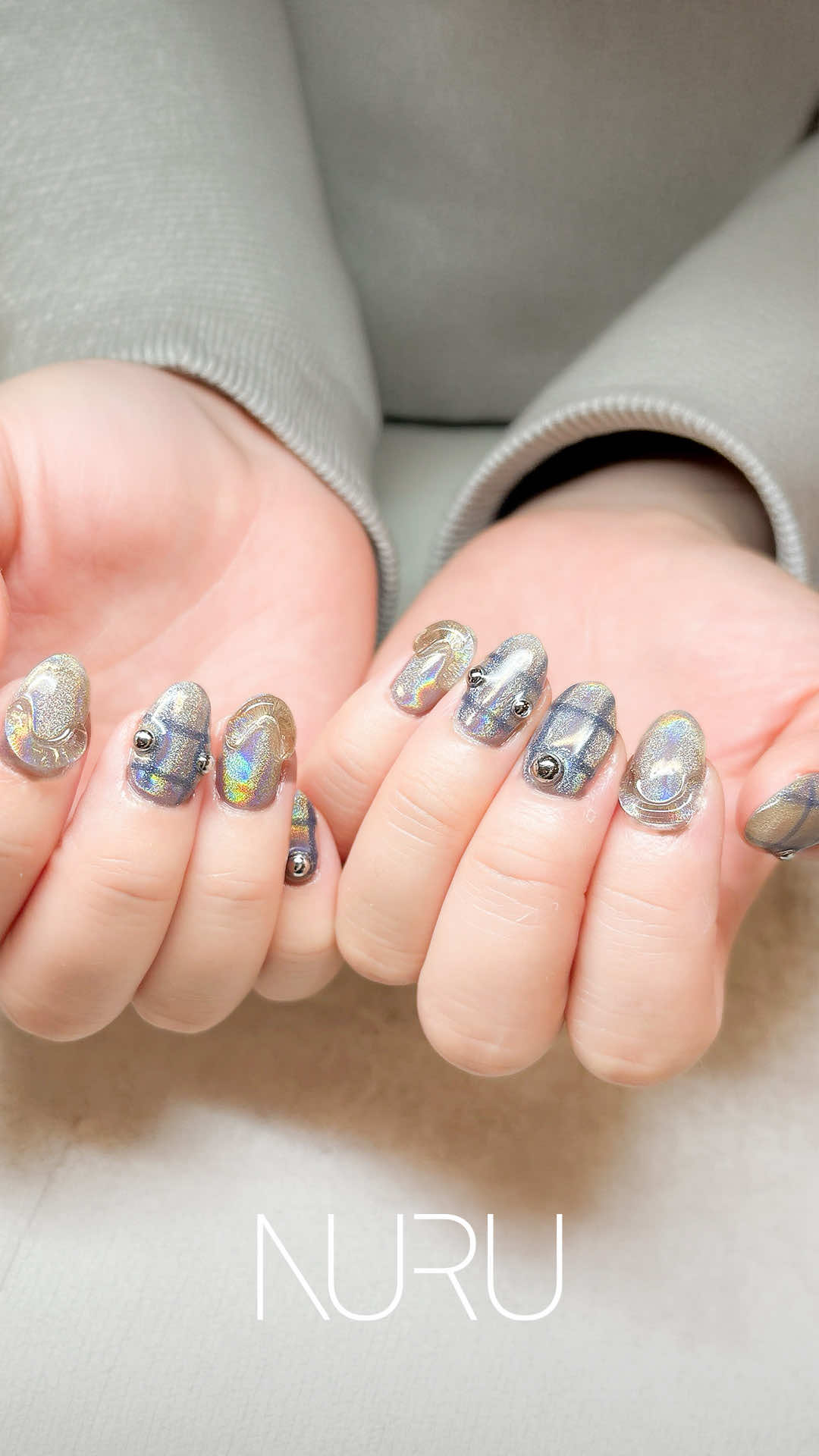 オフィスにも、デートにも使える、万能デザイン