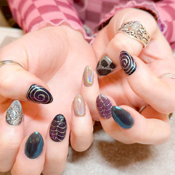 強めカラーとホワイト系カラーを合わせた、インパクト大なビジュアル！