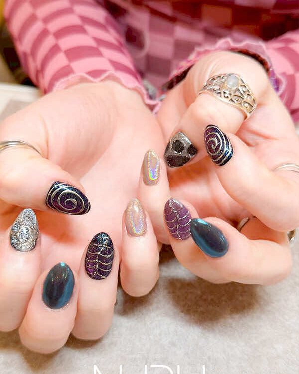 強めカラーとホワイト系カラーを合わせた、インパクト大なビジュアル！