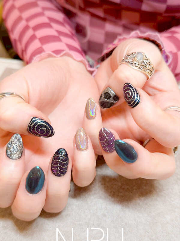 強めカラーとホワイト系カラーを合わせた、インパクト大なビジュアル！