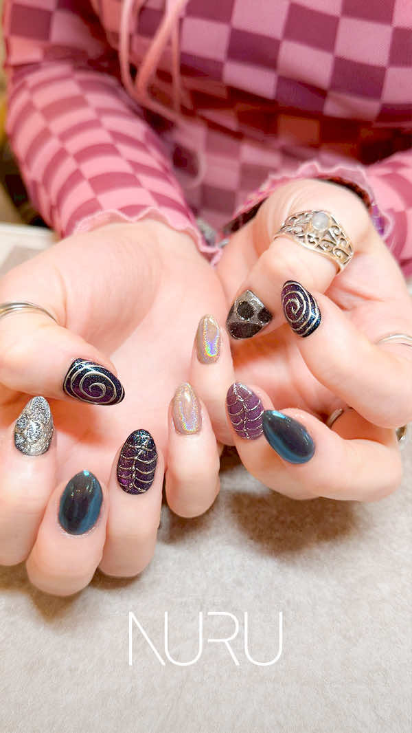 強めカラーとホワイト系カラーを合わせた、インパクト大なビジュアル!