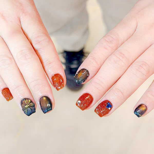 レッドに合わせたのは、オレンジブルーっぽく妖艶に輝くマグネットネイル