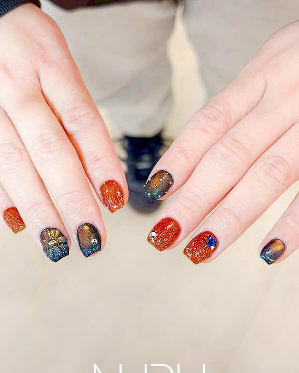 レッドに合わせたのは、オレンジブルーっぽく妖艶に輝くマグネットネイル