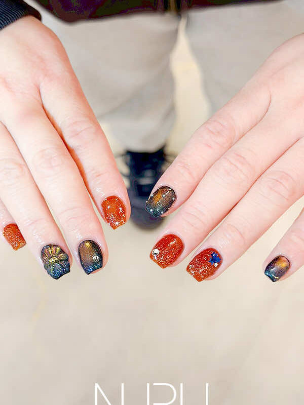 レッドに合わせたのは、オレンジブルーっぽく妖艶に輝くマグネットネイル