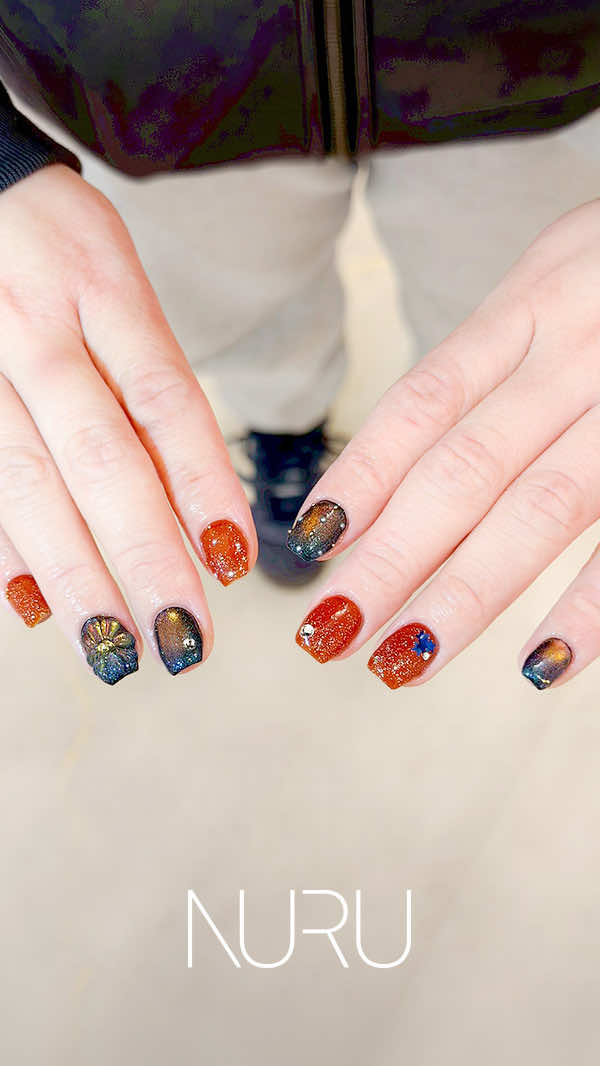レッドに合わせたのは、オレンジブルーっぽく妖艶に輝くマグネットネイル