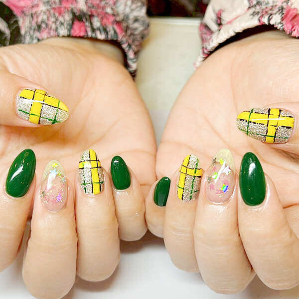 春先に、軽快なイエローグリーンネイル、いかがでしょうか