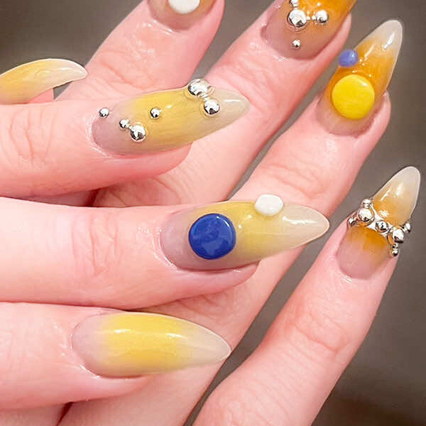 クリーミーなホワイトに、ふんわりと広がるイエローとオレンジ