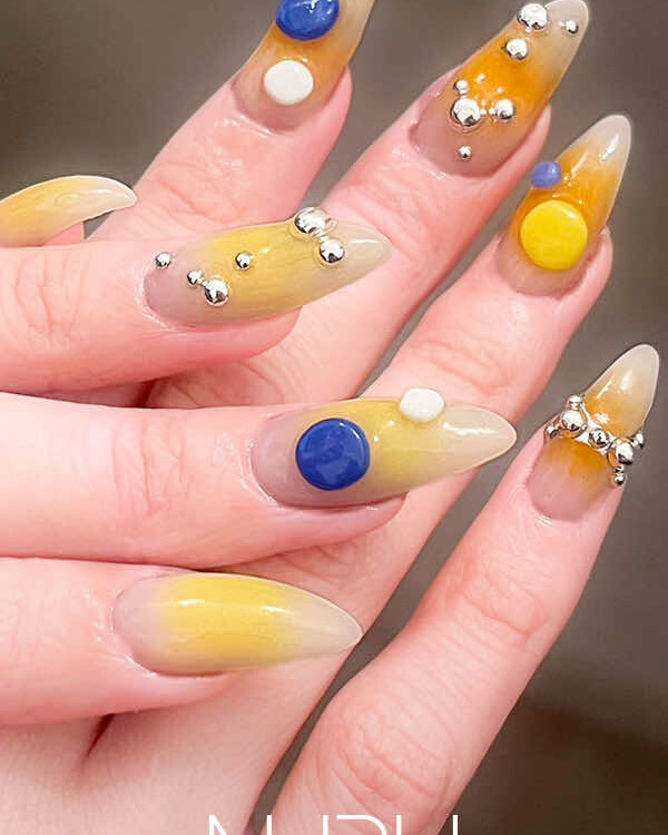 クリーミーなホワイトに、ふんわりと広がるイエローとオレンジ