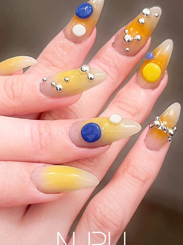 クリーミーなホワイトに、ふんわりと広がるイエローとオレンジ