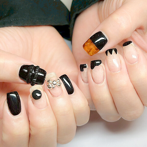 ブラックを基調にした、ネイルデザイン
