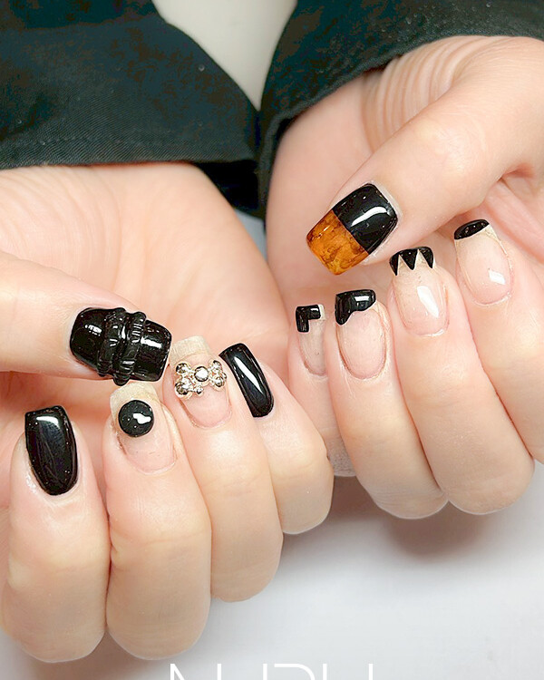 ブラックを基調にした、ネイルデザイン
