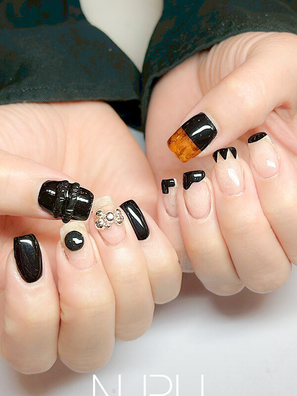 ブラックを基調にした、ネイルデザイン