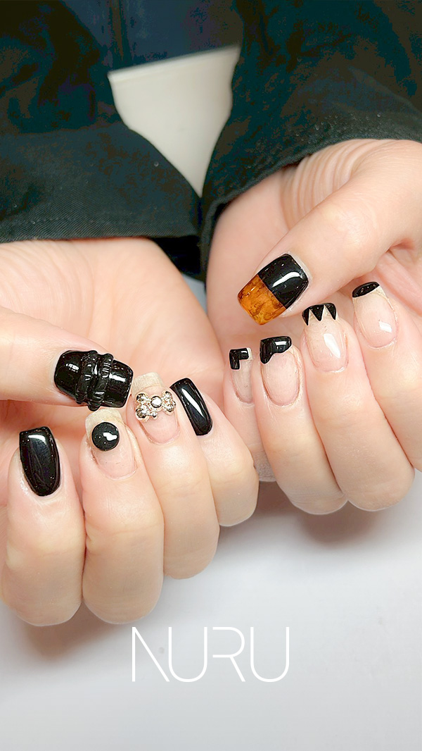 ブラックを基調にした、ネイルデザイン
