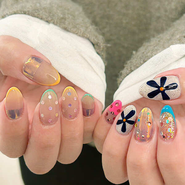 フラワーモチーフでも、個性的なデザインに