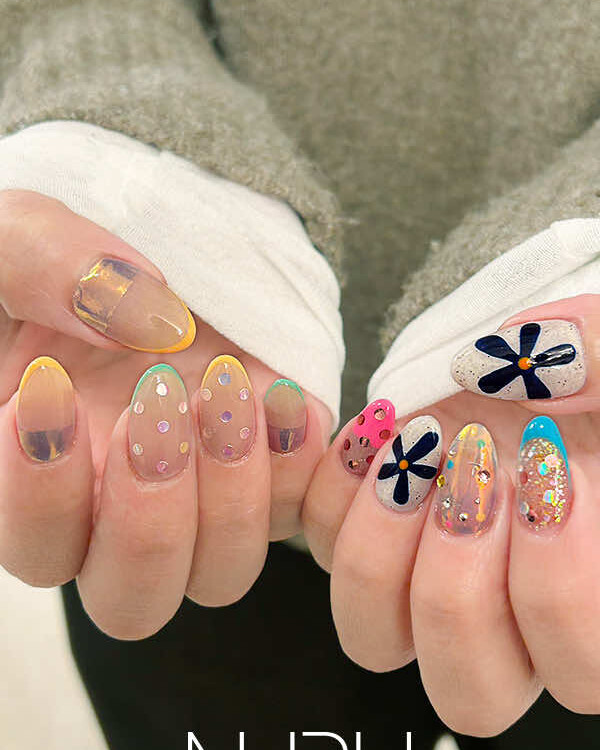 フラワーモチーフでも、個性的なデザインに