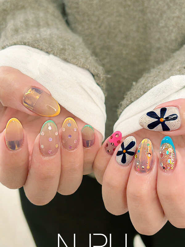 フラワーモチーフでも、個性的なデザインに