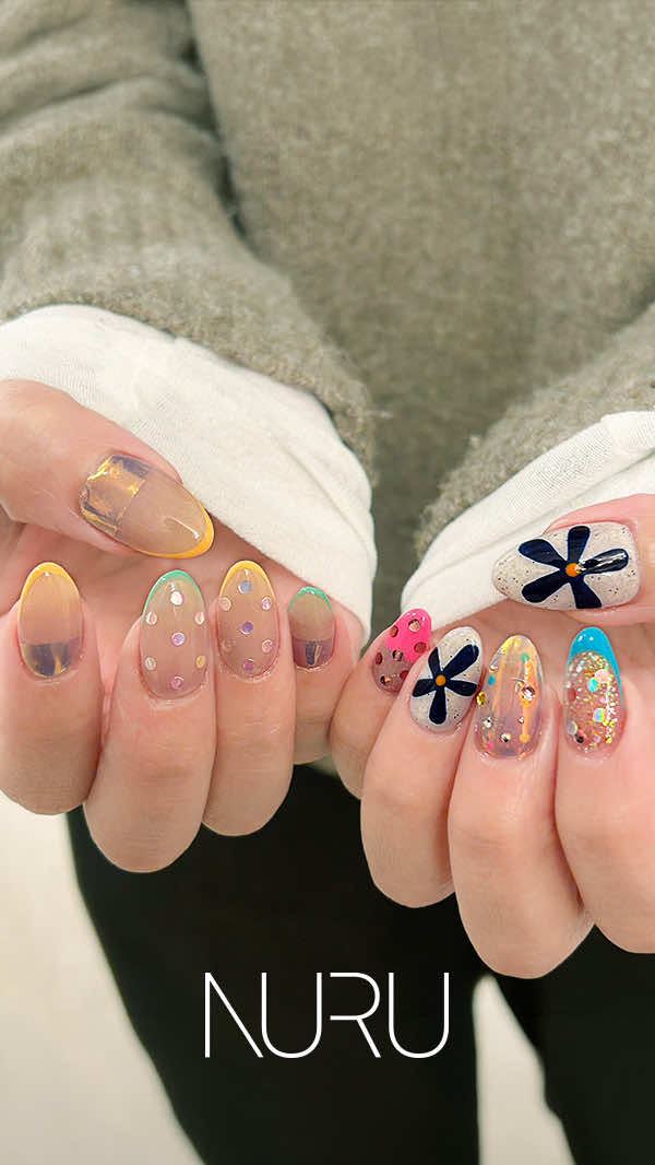 フラワーモチーフでも、個性的なデザインに