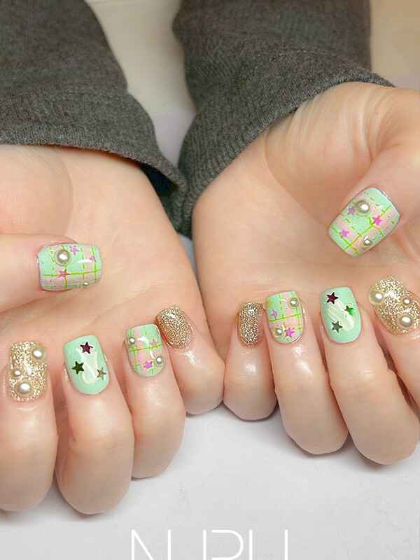 おもちゃ箱みたいな！キュートすぎるネイルデザイン