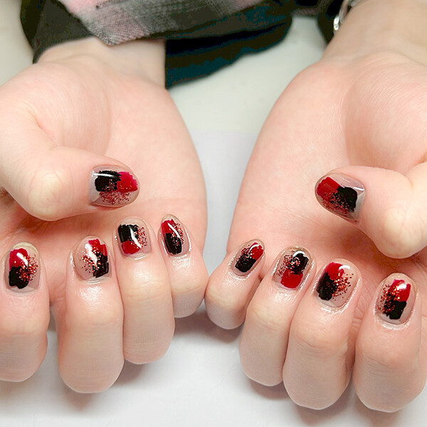 レッド&times;ブラックの、意思強めカラーネイル♪