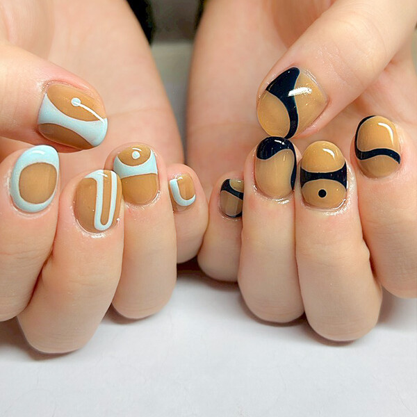 オレンジベージュに合わせたのは、アシンメトリーなネイビー＆水色のライン