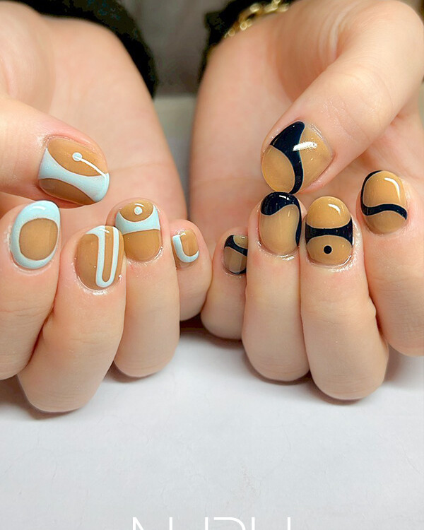 オレンジベージュに合わせたのは、アシンメトリーなネイビー＆水色のライン