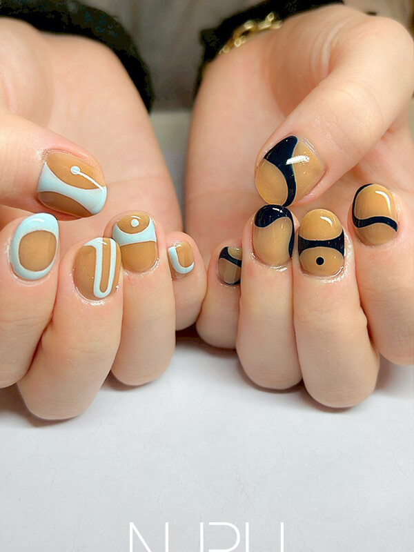 オレンジベージュに合わせたのは、アシンメトリーなネイビー＆水色のライン