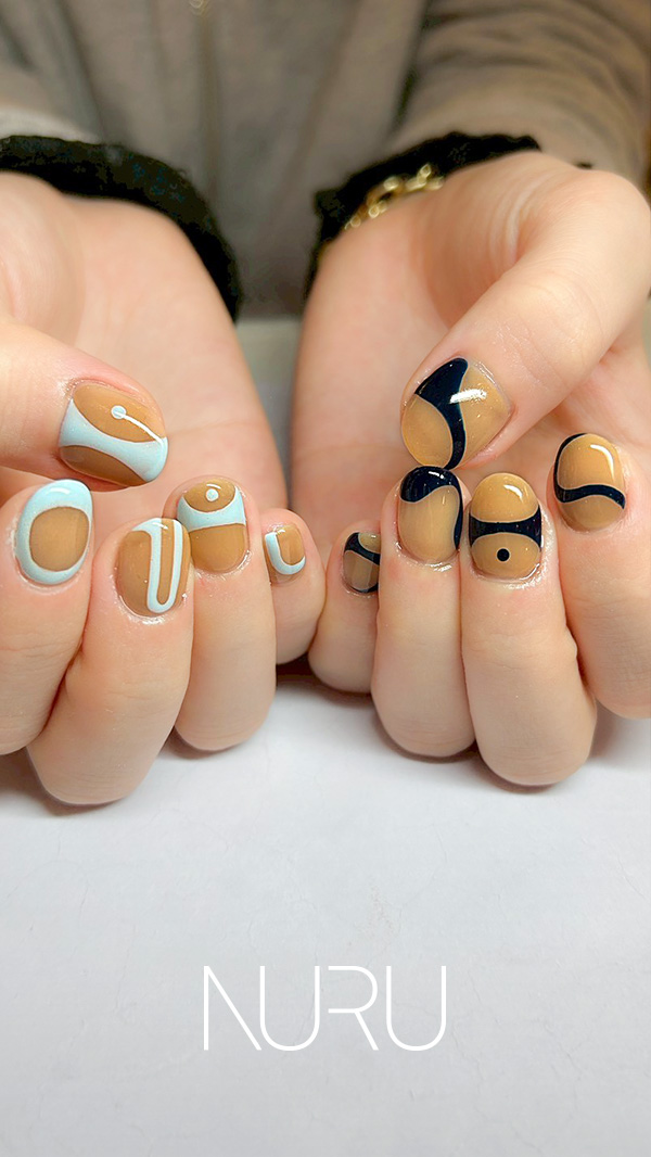 オレンジベージュに合わせたのは、アシンメトリーなネイビー&水色のライン