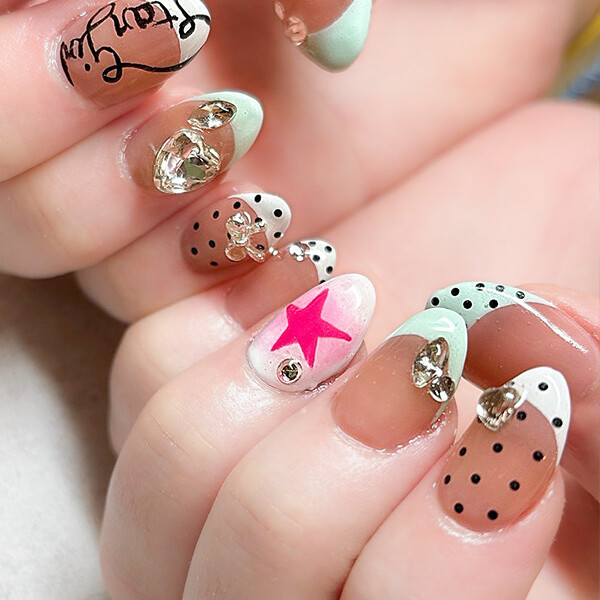 パステルカラーのフレンチラインに、ブラックドットをあしらって