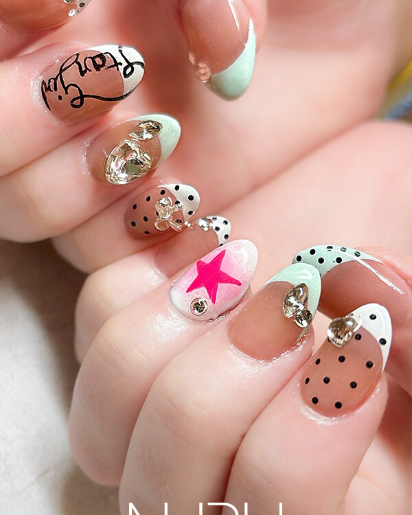 パステルカラーのフレンチラインに、ブラックドットをあしらって