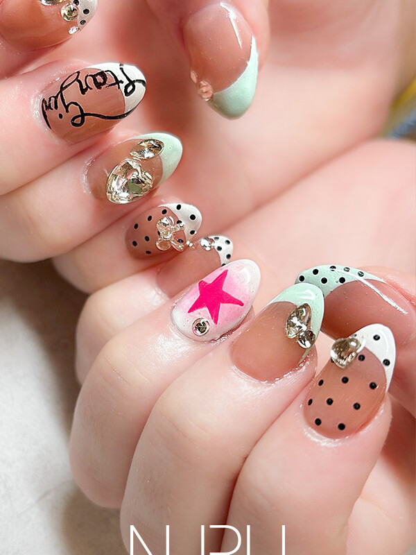 パステルカラーのフレンチラインに、ブラックドットをあしらって