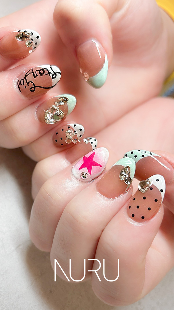 パステルカラーのフレンチラインに、ブラックドットをあしらって