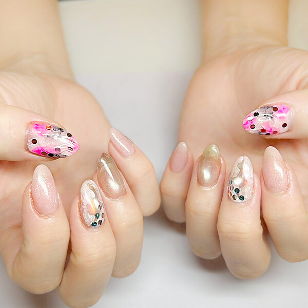 ちゅるっとキュートな、個性派ピンクネイル