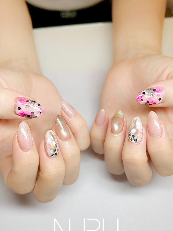 ちゅるっとキュートな、個性派ピンクネイル