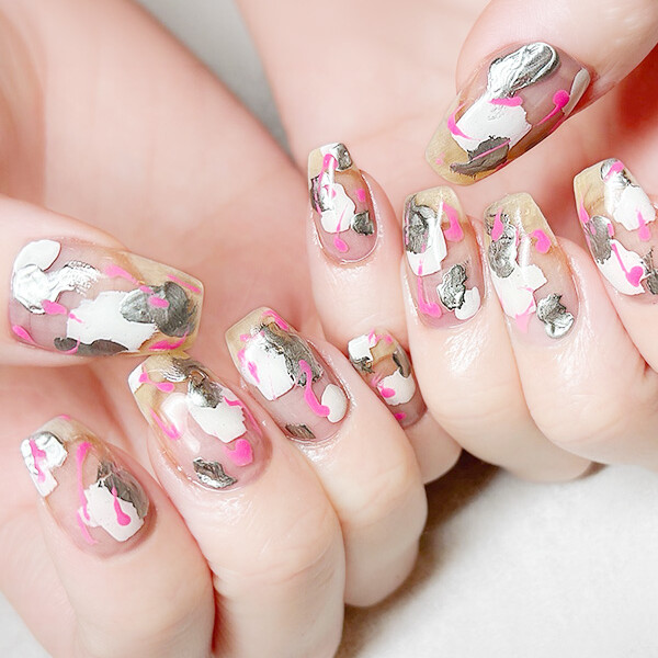 鮮やかなピンクを重ためのシルバーを合わせて、美しいニュアンスを演出