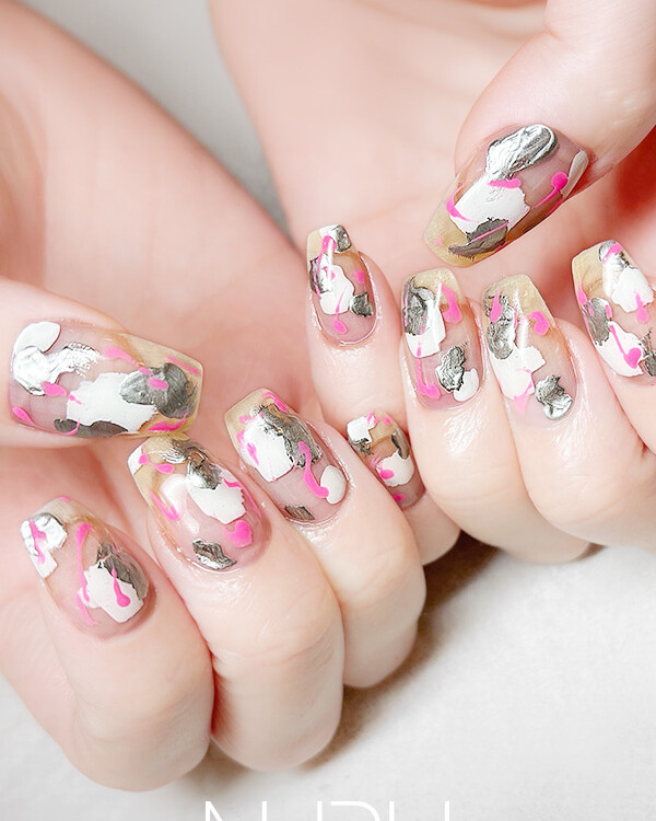 鮮やかなピンクを重ためのシルバーを合わせて、美しいニュアンスを演出