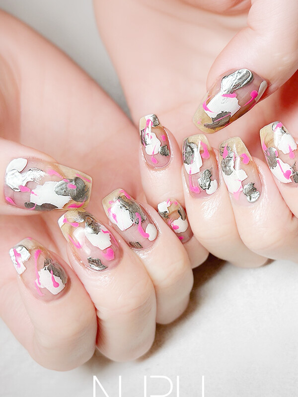 鮮やかなピンクを重ためのシルバーを合わせて、美しいニュアンスを演出