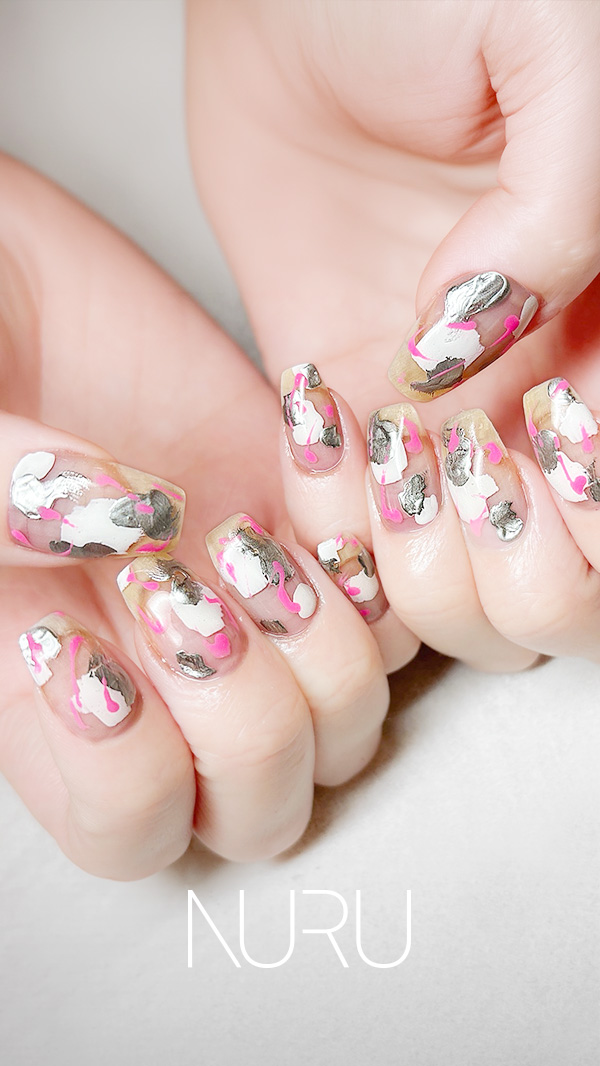 鮮やかなピンクを重ためのシルバーを合わせて、美しいニュアンスを演出