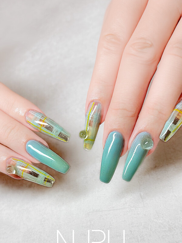 クリア×チェックの、軽快なロングネイル！