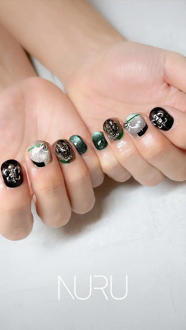 煌めくクロムパーツで魅せる大人の指先アート ▻ NURU NAIL 新宿
