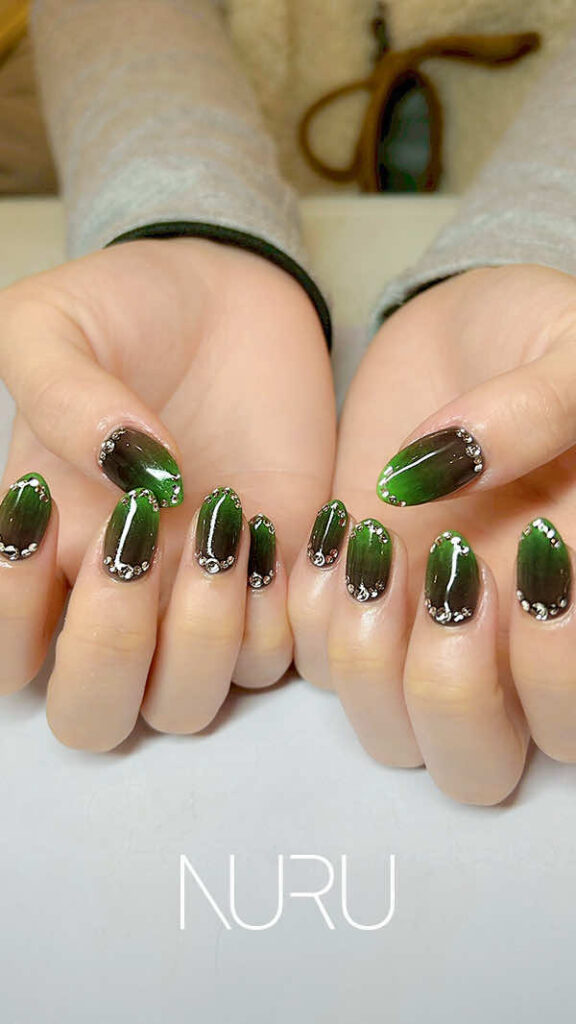 美しいビジュアルに仕上げた欲張りネイル