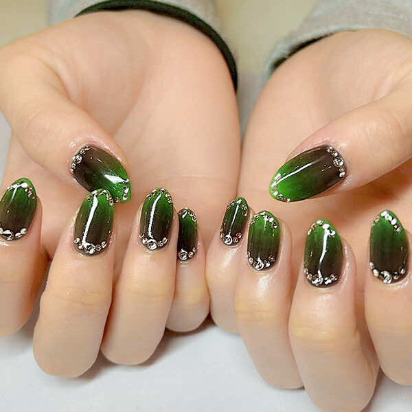 美しいビジュアルに仕上げた欲張りネイル