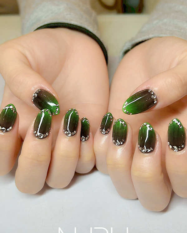 美しいビジュアルに仕上げた欲張りネイル