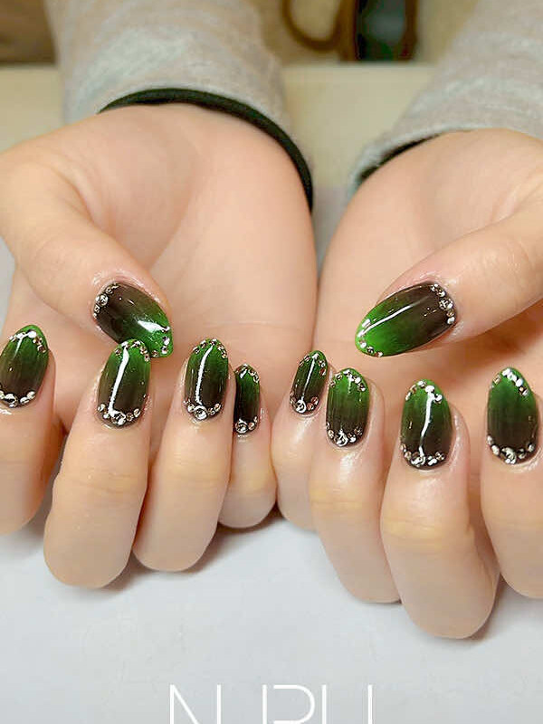 美しいビジュアルに仕上げた欲張りネイル