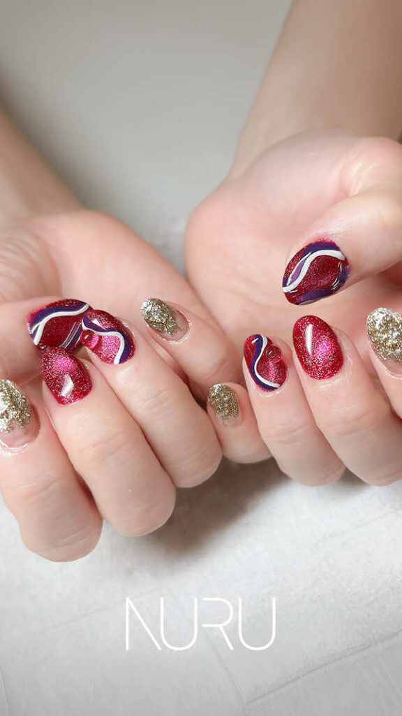 洗練されたカラフルネイル